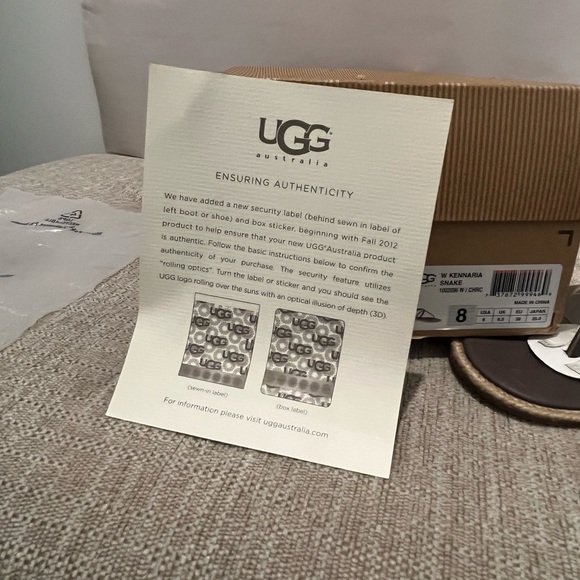 UGG AUSTRALIA - Picture 7 of 7